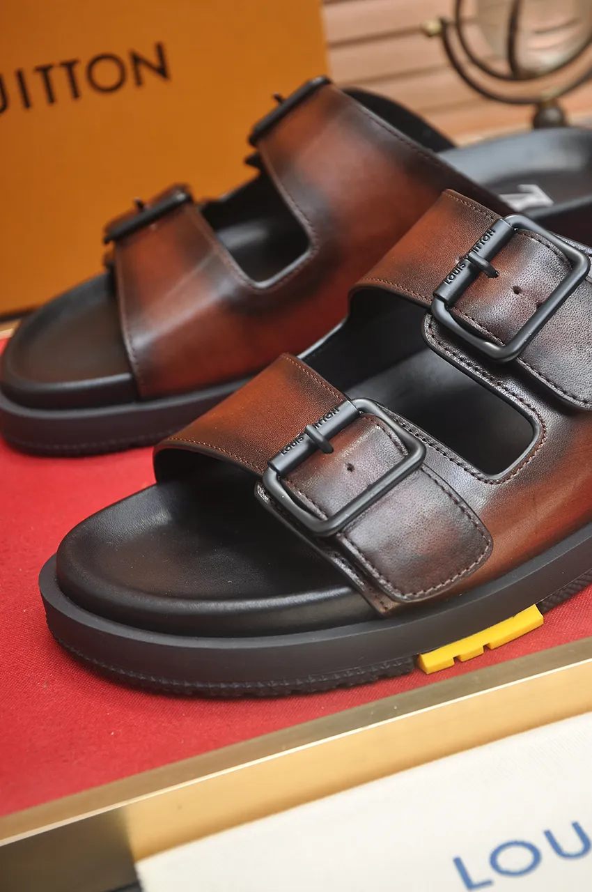 Men's shoes 💰400💶 [Louis Vuitton LV slippers] (high-end cowhide) counter 1:1 fashion style, a must-have for summer! The designer used LV’s iconic outsole. The original simple slippers instantly become fashionable! The upper is made of flexible special cowhide leather straps alternately, and the workmanship is exquisite! A must-have for stylish men in summer, size 38-45 (45 customized)